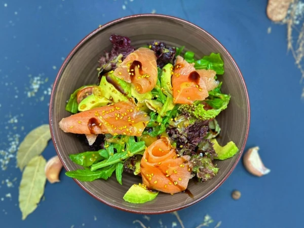 Салат с лососем в медово-горчичной заправке