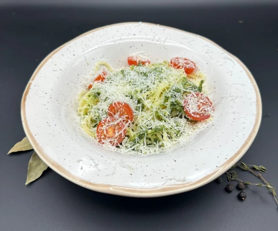 Спагетти с соусом Песто, помидорами черри 