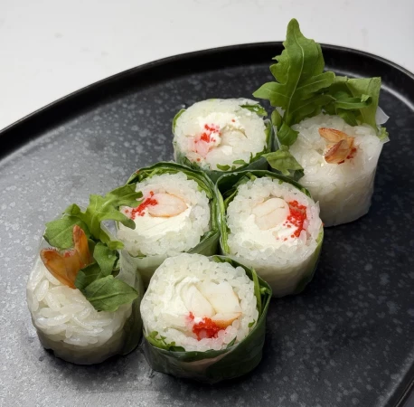 Ролл из рисовой бумаги с креветкой