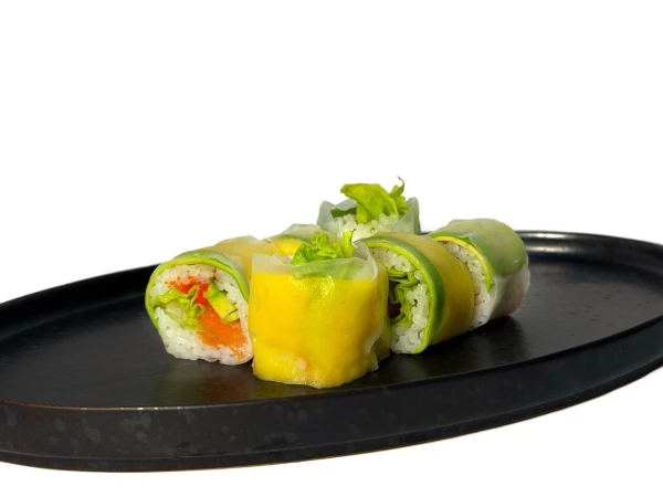 Ролл из рисовой бумаги с лососем и манго