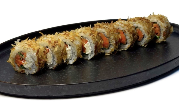 Ролл с копченым лососем в стружке тунца