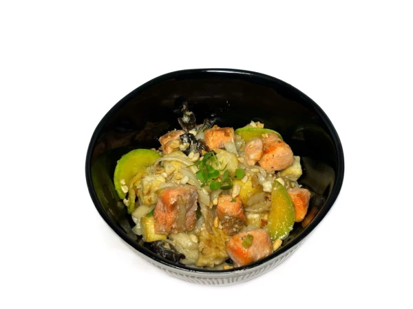 Сливочный вок с лососем