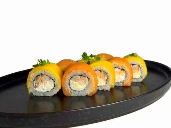 Ролл с лососем и сладким манго