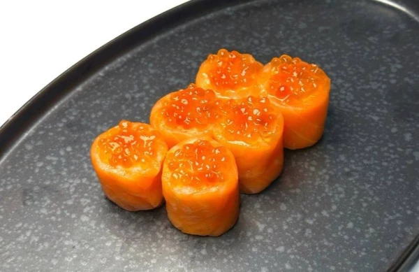 Суши маки с лососем и икрой