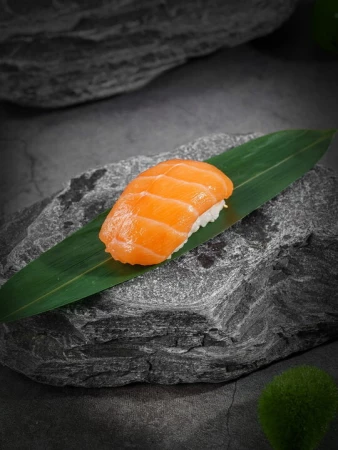 Суши с лососем