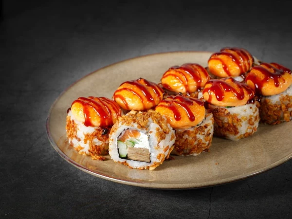 Запеченный лосось с луком фри