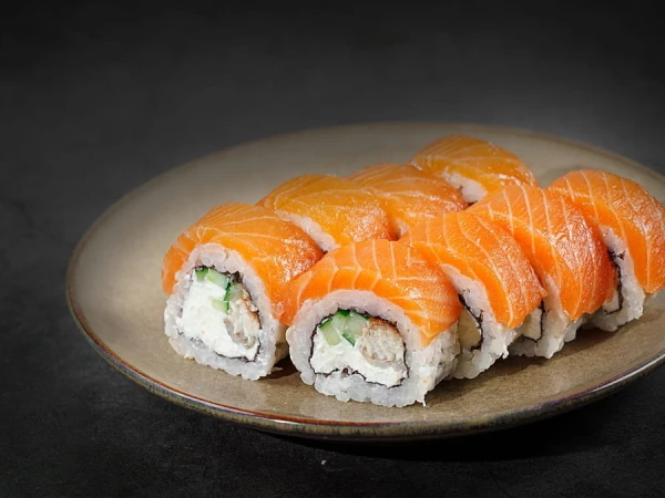 Филадельфия с угрем и огурцом