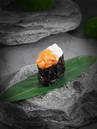 Гункан с лососем и сыром