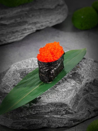 Гункан с икрой масаго