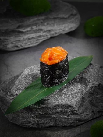 Гункан острый с лососем