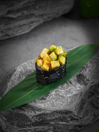 Гункан с авокадо