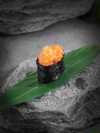 Гункан с лососем