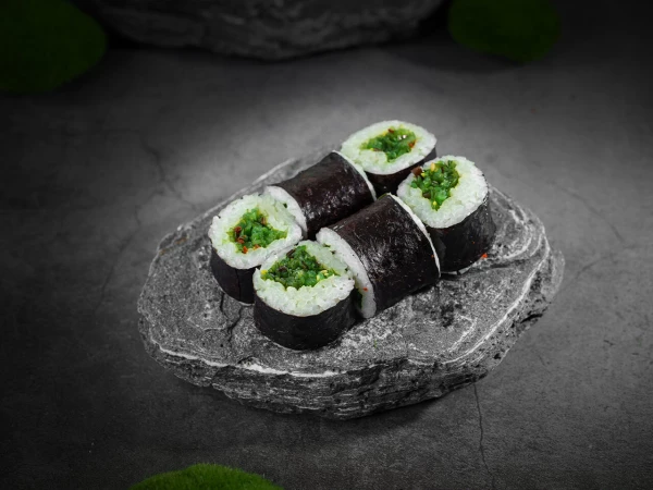 Маки ролл с чукой