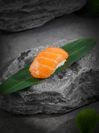 Суши с лососем