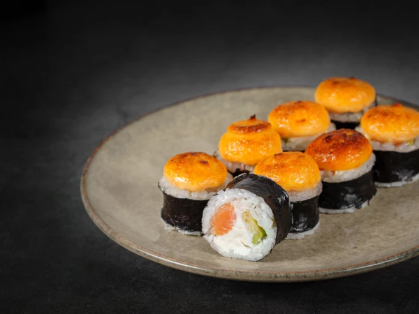 Запеченный ролл с лососем