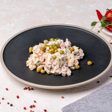 Салат Оливье с колбасой