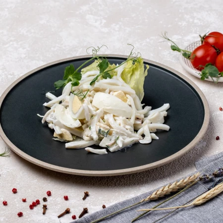 Салат с кальмаром и яйцом