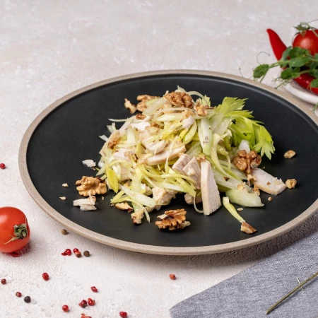 Салат овощной с цыпленком