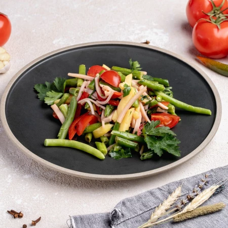 Салат с фасолью и ветчиной