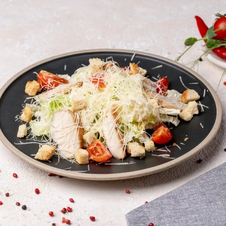 Салат Цезарь с цыпленком
