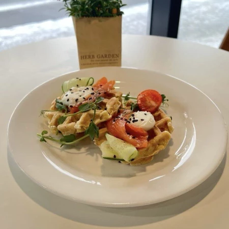 Вафли кабачковые с красной рыбой и креметтой