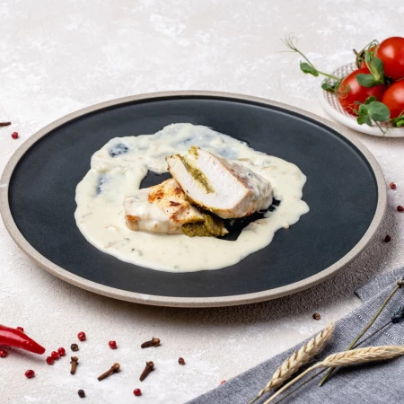 Куриное филе с песто в соусе "Дор-Блю"