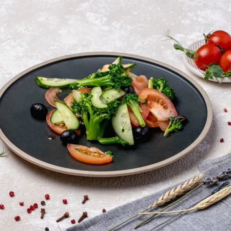 Салат овощной с брокколи