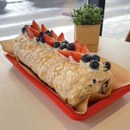 Меренговый рулет с ягодами