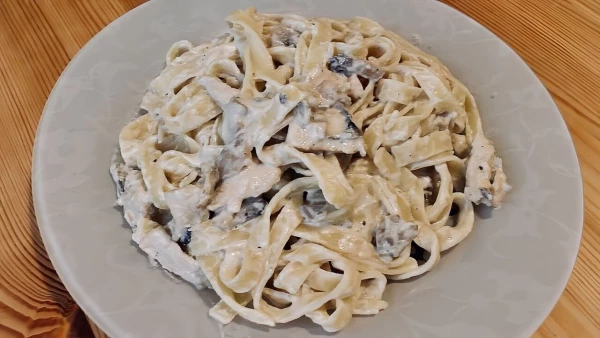 Паста с куриным филе и грибами