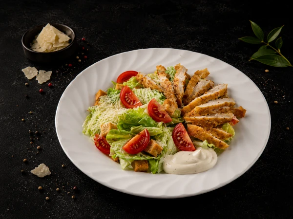 Салат Цезарь с курицей