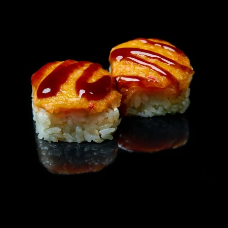 Сливочный Рис, нори, сыр сливочный, помидор, креветки, соус Спайси, сыр Гауда.