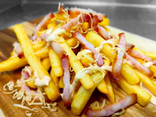 Картофель фри с беконом 