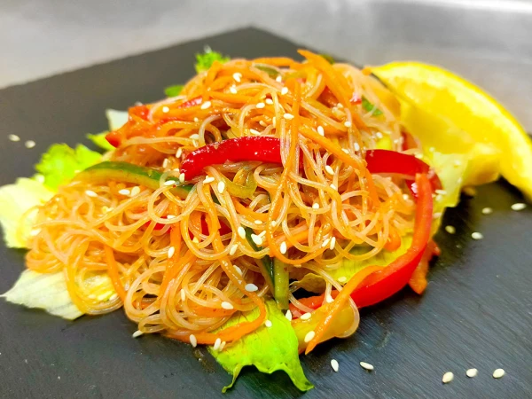 Салат с фунчозой и курятиной 