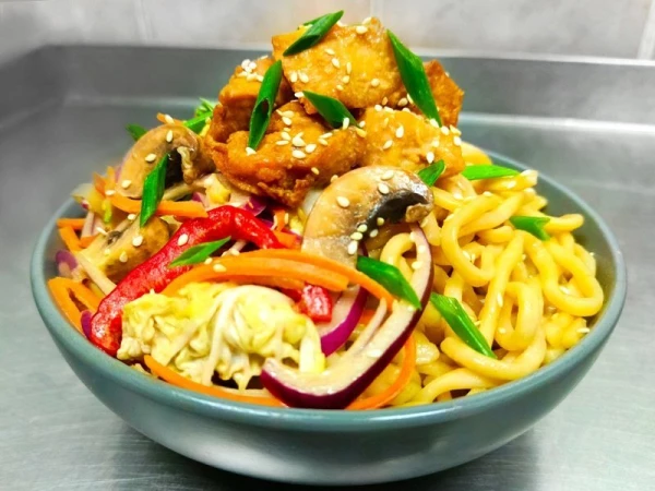 Вок с курятиной и грибами 