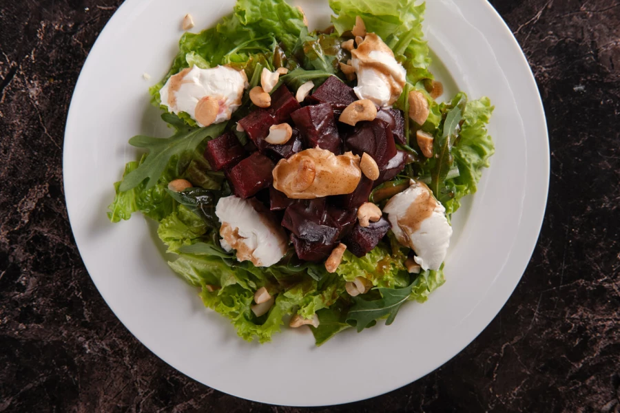 Салат с запечённой свеклой и творожный сыром
