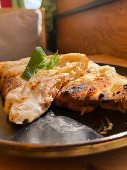 Кальцоне с курицей, вяленными томатами и пармезаном
