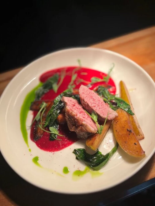 Стейк из утиной грудки с гелем из смородины и брусники, с медовой морковью и маринованными в цитрусе яблоком и грушей