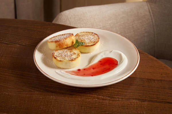 Сырники со сметаной и клубничным компоте