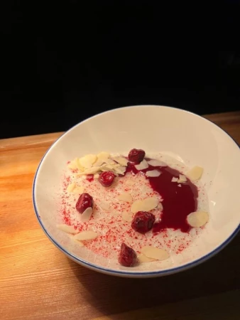 Каша рисовая с вишней под вишневым конфитюром с лепестками миндаля