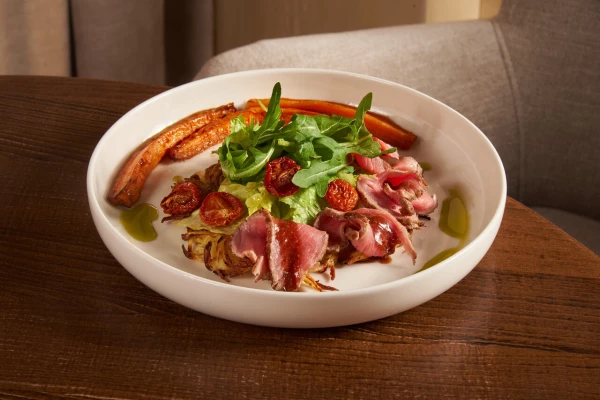 Драник с ростбифом и медовой морковью