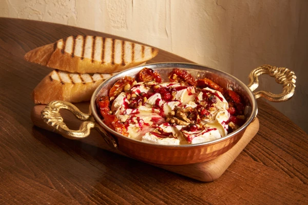 Камамбер, запеченный в печи