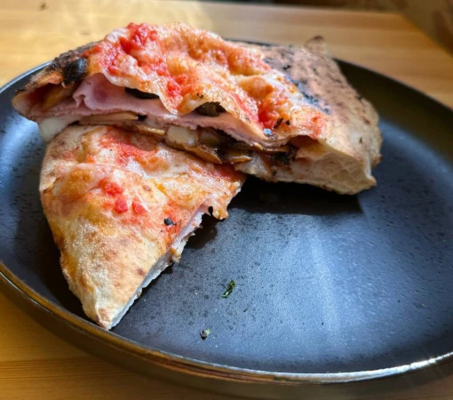 Кальцоне с ветчиной и грибами