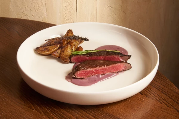 Стейк рибай с подпеченым картофелем гелем из смородины