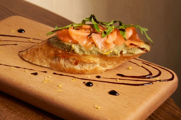 Брускетта с лососем и гуакамоле