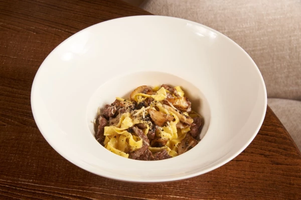 Паста с вырезкой из говядины и шампиньонами