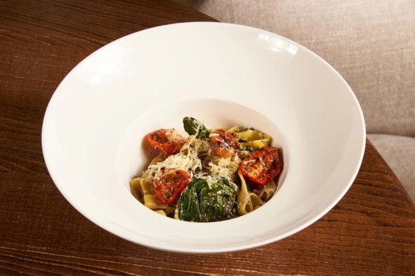 Паста с песто, вялеными томатами, кедровым орехом и шпинатом