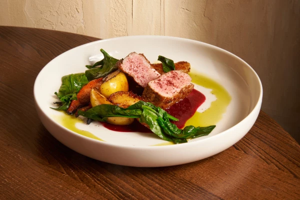 Стейк из утиной грудки с медовой морковью, грушей и яблоком