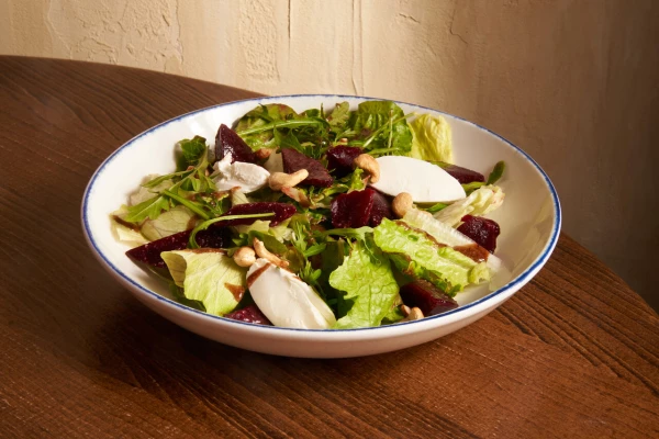 Салат с запеченной свеклой и творожным сыром