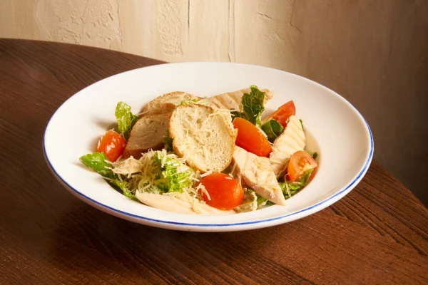 Салат Цезарь с курицей