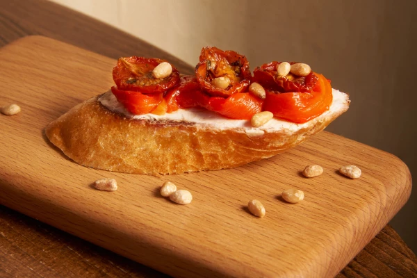 Брускетта с вялеными овощами и кедровым орехом